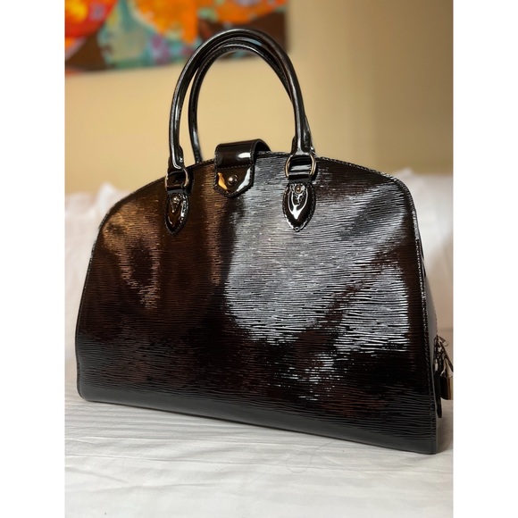 Louis Vuitton Patent Epi Pont-Neuf GM - Picture 4 of 5